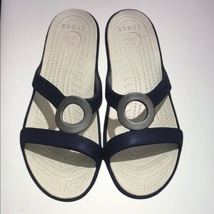 CROCS Sanrah Beveled Silver Circle Women’s Slide Strappy Sandals Size 9